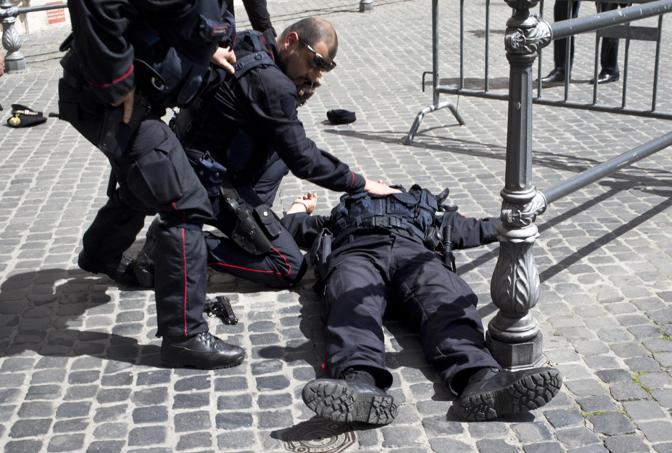 Il carabiniere ferito a terra. Ansa